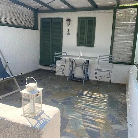 アパート Niriides Mani Beachfront Residences