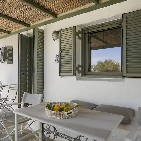 Niriides Mani Beachfront Residences アパート ギシオ