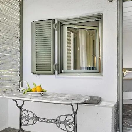 Niriides Mani Beachfront Residences * ギシオ