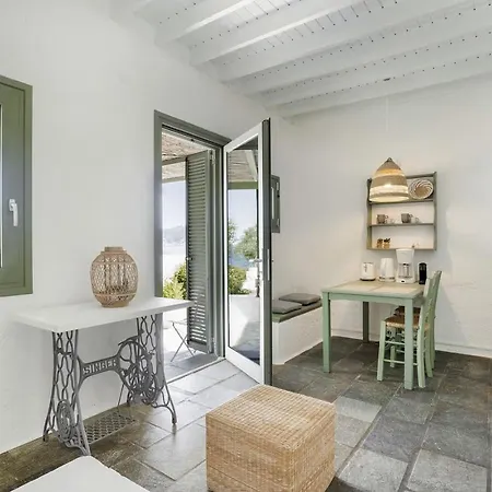 Niriides Mani Beachfront Residences アパート