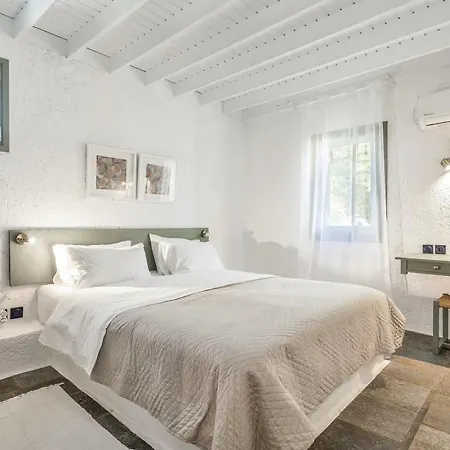 アパート Niriides Mani Beachfront Residences