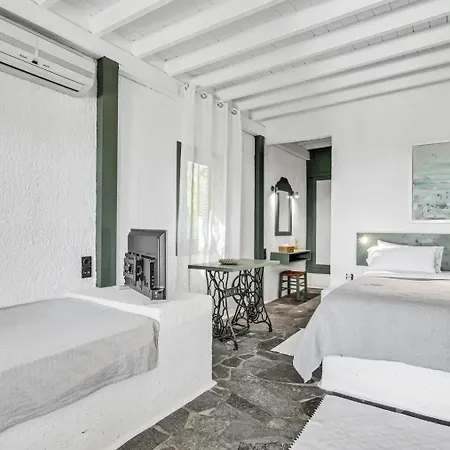 Niriides Mani Beachfront Residences アパート ギシオ