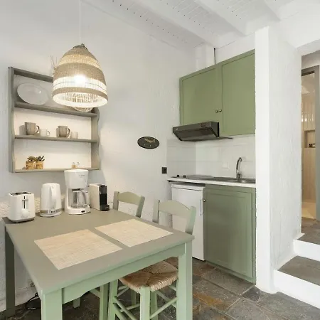 アパート Niriides Mani Beachfront Residences ギシオ