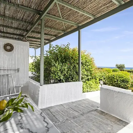 Niriides Mani Beachfront Residences ギシオ