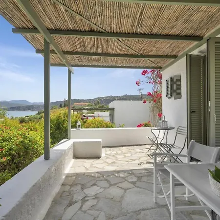 アパート Niriides Mani Beachfront Residences