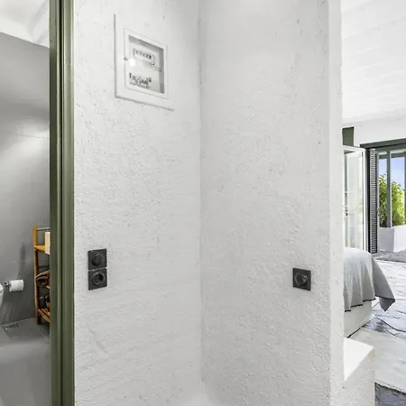 アパート Niriides Mani Beachfront Residences