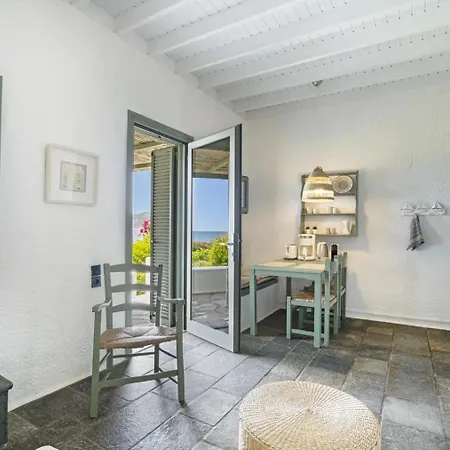 Niriides Mani Beachfront Residences ギシオ