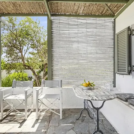 Niriides Mani Beachfront Residences アパート