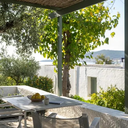 Niriides Mani Beachfront Residences ギシオ