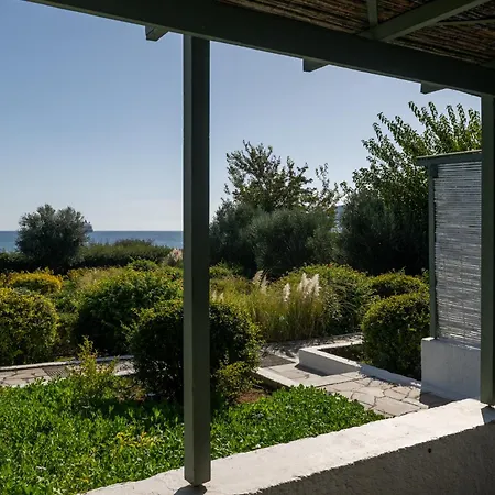 Niriides Mani Beachfront Residences アパート ギシオ